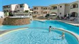 foto bazen hotela Mimose Beach Village v Badesi na talianskom ostrove Sardinia