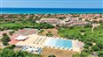 foto bazen a kurty hotela Mimose Beach Village v Badesi na talianskom ostrove Sardinia