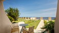 foto izba s vyhladom na more hotela Mangia´s Sardinia Resort v Santa Teresa Gallura na talianskom ostrove Sardinia